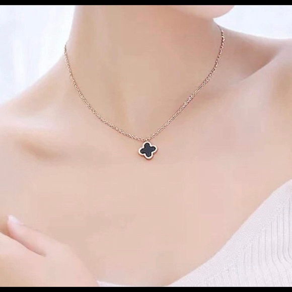 Clover Charm Luxury Design Necklace - Picture 3 of 4